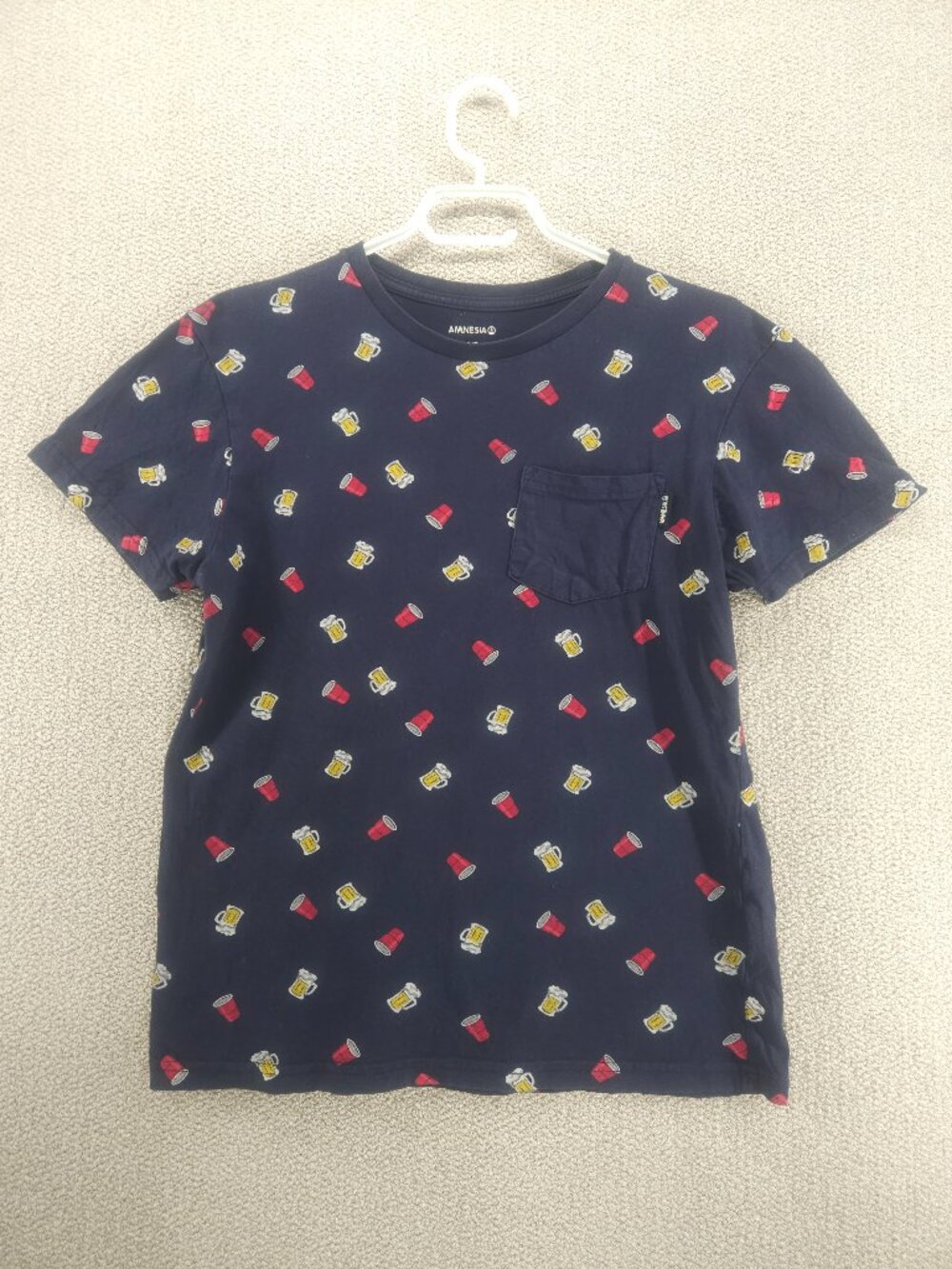 Amnesia Beer Mugs & Red Solo Cups Print T-Shirt — Navy, Size S